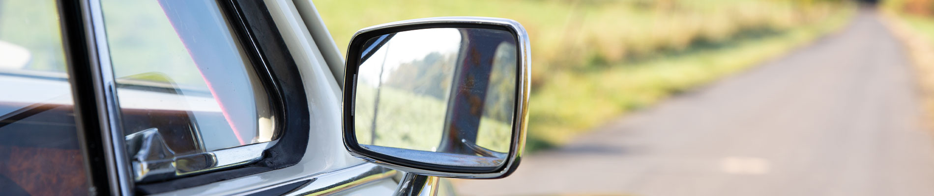 rétroviseur en plastique noir latéral droit sur une voiture blanche.  rétroviseur extérieur côté passager, réglable électriquement et chauffant.  8945444 Photo de stock chez Vecteezy